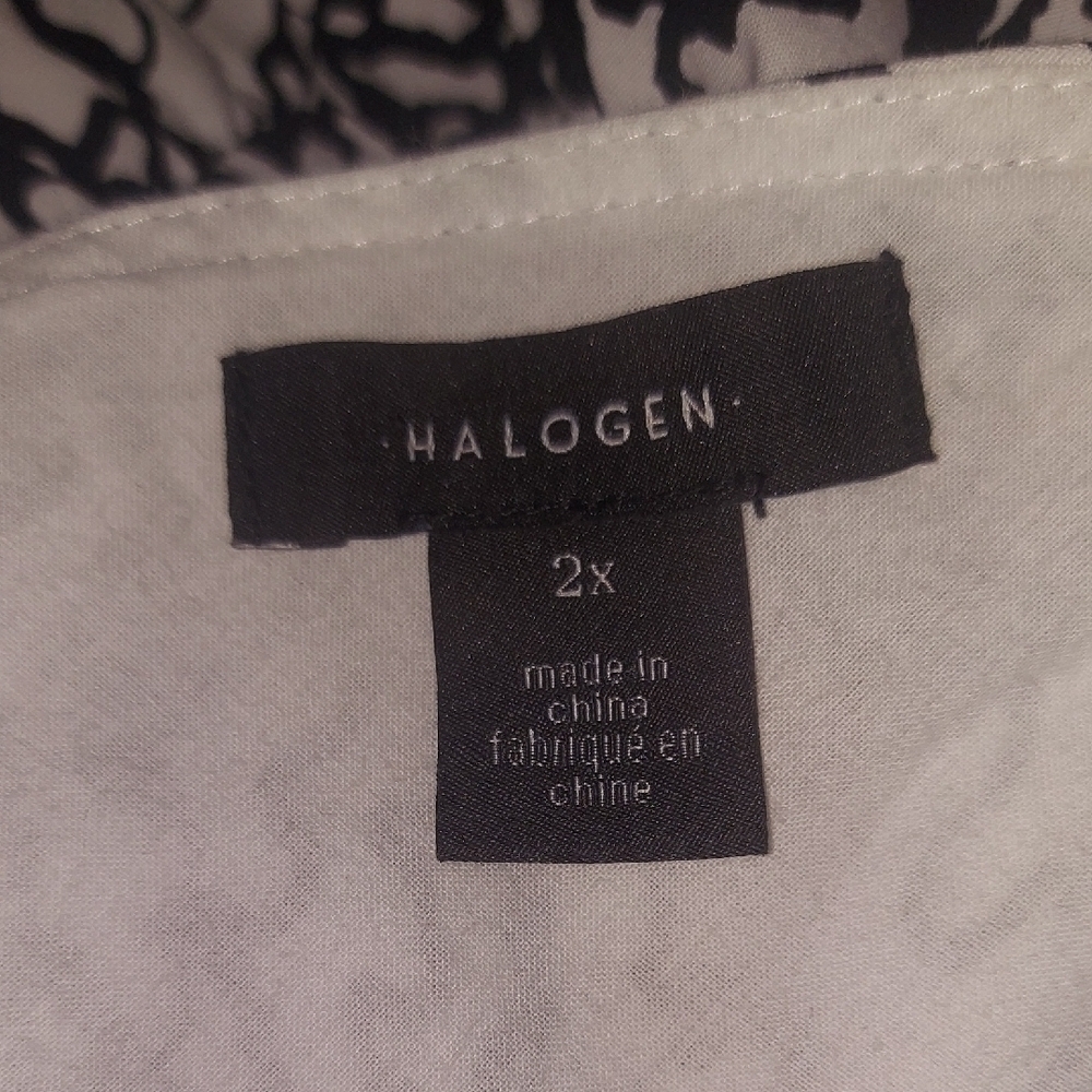 The design includes a gathered elastic waistband for a flattering fit and conven - Picture 10 of 13